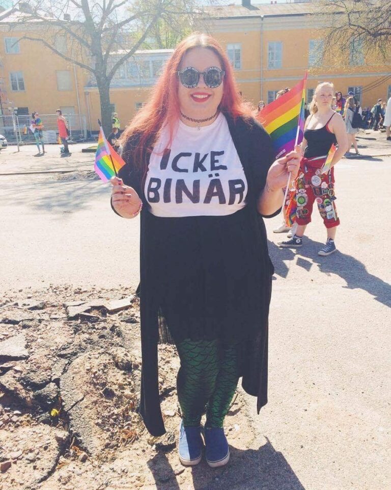 …hur kommer en ut som transperson i en cisnormativ värld utan att förlora personer en bryr sig om eller bli skadad?