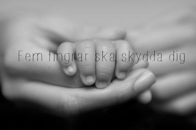 Ett svart och vit bild med ett barns hand i mammans med citatet "Fem fingrar ska skydda dig"