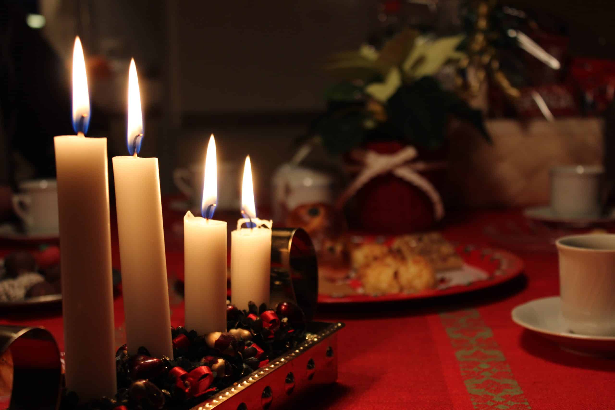 December innebär julen, och julen innebär glädje, gemenskap och kärlek. Eller?